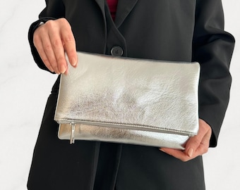 Bolso de mano plegable de piel metalizada plateada – Bolso de noche para invitadas a bodas y eventos formales