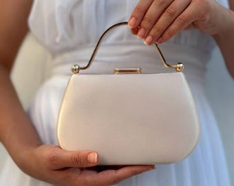 Bolso de mano de boda de satén color oro champán con asa de diamantes de imitación.