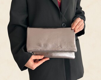 Bolso de mano plegable de piel metalizada color gris plomo – Bolso de noche hecho a mano para eventos formales