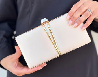 Bolso de mano de noche de satén color marfil con correa cruzada de cadena, ideal para bodas y fiestas.