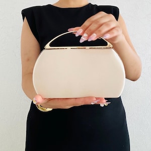 Bolso de mano de satén beige: bolso de noche con asa superior para bodas, fiestas y eventos formales.