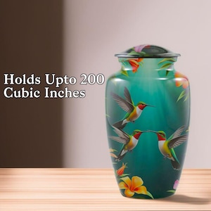 Puede incluir: Una urna de color turquesa con tapa, con un diseño de colibríes y flores. La urna tiene capacidad para 3,28 litros. El diseño incluye flores amarillas, naranjas y rosas, con colibríes en vuelo.