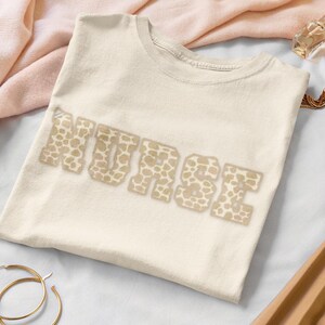 T-shirt voor verpleegster met dierenprint: Varsity RN T-shirt met luipaardprint