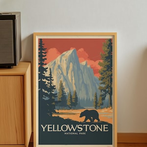 Puede incluir: Póster enmarcado con una ilustración de estilo vintage del Parque Nacional de Yellowstone. La obra representa una montaña, árboles, un oso y el texto "YELLOWSTONE NATIONAL PARK" en un diseño retro. La paleta de colores incluye tonos de azul, naranja y verde.
