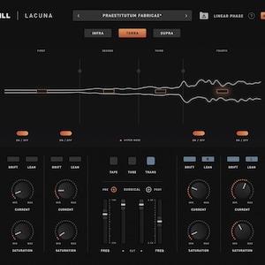 Könnte beinhalten: Eine digitale Audio-Software-Oberfläche mit dem Titel Sabol Hill Lacuna auf dunkelgrauem Hintergrund. Das Display zeigt eine zentrale Wellenform-Visualisierung, Eingangs- und Ausgangspegelanzeigen, mehrere Drehregler, Fader und Tasten mit der Beschriftung Infra, Terra, Supra und Praestitutum Fabricae.
