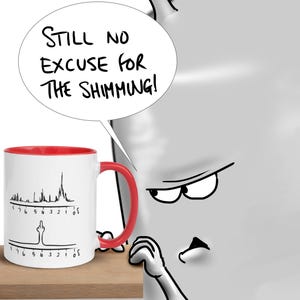 Könnte beinhalten: Eine weiße Keramiktasse mit roter Innenseite und Henkel. Die Tasse zeigt eine schwarze Grafik mit einem Mittelfinger und dem Text "STILL NO EXCUSE FOR THE SHIMMING!"