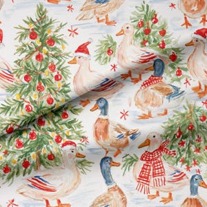 Può includere: Un tessuto bianco con un motivo ripetuto ad acquerello di anatre e alberi di Natale. Alcune anatre indossano cappelli da Babbo Natale rossi o sciarpe a quadri rossi e bianchi. Gli alberi verdi sono decorati con palline rosse e stelline.