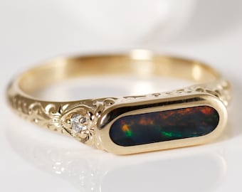 Anello con intarsio in opale nero australiano, oro giallo 14k con accenti di diamanti naturali