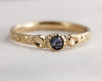 Montana sapphire rose cut cabochon ring, 14ky gold, hand engraved