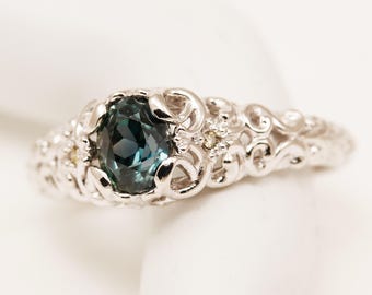 Grüner Saphir Ring: 0.85 Karat Oval, filigranes 585er Weißgold, natürlicher Saphir.