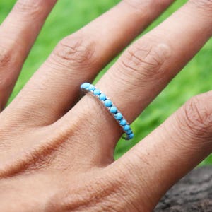 Anillo de plata de ley con turquesa y banda de cuentas, joyería apilable de estilo bohemio delicada para uso diario.