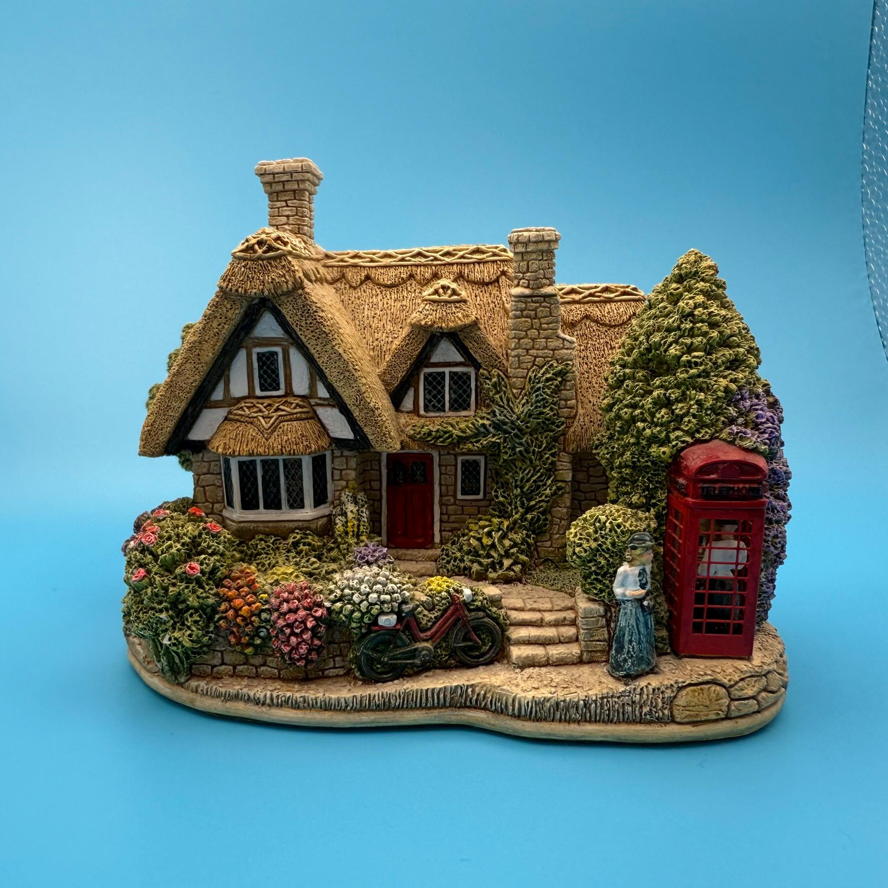 リリパットレーン　CHATTERBOX CORNER Lilliput Lane Chatterbox Corner – English Cottage Charm With a Red
