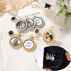Puede incluir: Colección de broches con fotos personalizadas en tonos dorados y plateados. Cada broche presenta un marco de fotos circular con un borde brillante y un cierre de alfiler. Algunos broches tienen el texto "Always with you".