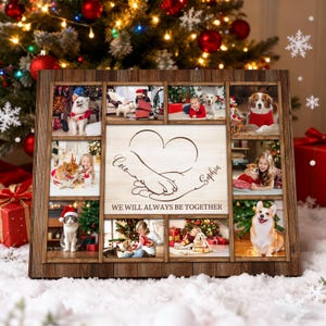 Puede incluir: Un marco de fotos de madera con múltiples aberturas, que muestra fotos familiares con perros. El panel central presenta un diseño de corazón y manos, los nombres "Coco" y "Sophia", y el texto "WE WILL ALWAYS BE TOGETHER". Un árbol de Navidad y decoraciones en el fondo.