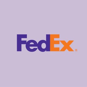 Könnte beinhalten: Das FedEx-Logo zeigt das Wort "FedEx" in einer fetten, serifenlosen Schriftart. "Fed" ist in tiefem Lila gehalten, während "Ex" in leuchtendem Orange gehalten ist. Der Hintergrund ist helllila.