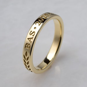 Petite bague classe avec lettres de l'école, année et diplôme ou diplôme en or 10 carats ou 14 carats