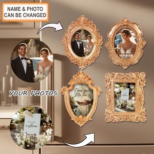 Puede incluir: Marcos de fotos dorados y ornamentados de varias formas, incluyendo ovalados y rectangulares, con fotos de boda en su interior. Los marcos tienen detalles intrincados y se muestran sobre un fondo neutro. El texto en los marcos dice "I love you Me too..." y "The love of my life."