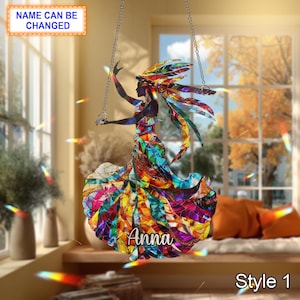 Puede incluir: Decoración colgante de estilo vidriera con la silueta de una mujer con un vestido y tocado coloridos. El nombre "Anna" se muestra en el vestido. También se ve el texto "Style 1" y "Name can be changed".