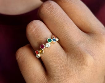 Anillo Navratna: Anillo astrológico de oro de 10 quilates con diamantes y piedras preciosas.