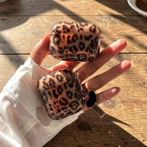 Leopardmönstrat AirPods-fodral med hänge – Skyddande fodral