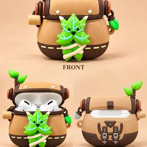 Puede incluir: Una funda protectora de silicona para auriculares inal&aacute;mbricos con forma de mochila marr&oacute;n y una criatura de hoja verde en el frente. La funda tiene una solapa superior, correas laterales y una peque&ntilde;a rama con hojas. Se muestra cerrada, abierta y desde atr&aacute;s.