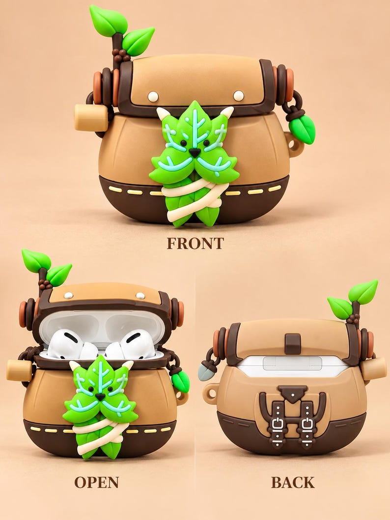 Puede incluir: Una funda protectora de silicona para auriculares inal&aacute;mbricos con forma de mochila marr&oacute;n y una criatura de hoja verde en el frente. La funda tiene una solapa superior, correas laterales y una peque&ntilde;a rama con hojas. Se muestra cerrada, abierta y desde atr&aacute;s.