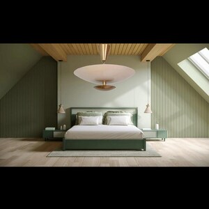 Könnte beinhalten: Ein Schlafzimmer mit einem grünen Bettrahmen mit geflochtenem Kopfteil, zwei passenden grünen Nachttischen und einer großen, flachen, runden Pendelleuchte mit metallischem Finish, die von der Holzdecke über dem Bett hängt.