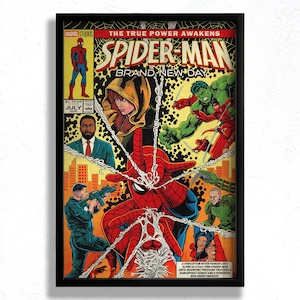 Può includere: Una copertina di fumetto incorniciata intitolata Spider-Man Brand New Day che presenta una figura centrale di Spider-Man con motivi a ragnatela, circondata da vari personaggi tra cui Hulk, una figura incappucciata e un uomo in abito.