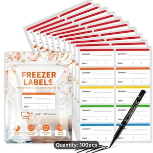 Op de afbeelding: Een set van 100 vriezeretiketten met rode, oranje, gele, groene en blauwe randen. De etiketten bevatten ruimte voor inhoud en datum. Een zwarte marker en een verpakking vriezeretiketten zijn ook zichtbaar. Etiketgrootte: 6x3cm.