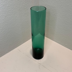Mundgeblasene Vase aus grünem Glas: Moderner Murano-Stil aus der Mitte des Jahrhunderts, 19,5 cm hoch
