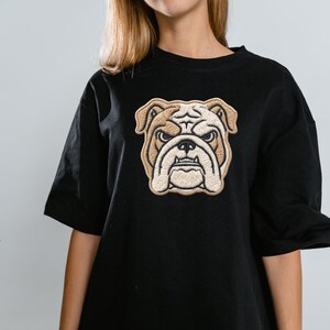 Parche bordado de bulldog: diseño detallado de la cara, para coser o planchar.