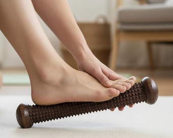 Rolo de massagem de madeira de 38 cm (15 polegadas) para acupressão, reflexologia e alívio da dor nos pés em tecidos profundos.