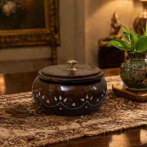 Puede incluir: Un juego de tres tazas de cerámica con un acabado mate moteado. Las tazas son de color crema, gris claro y gris oscuro. Cada taza tiene un diseño simple y minimalista.