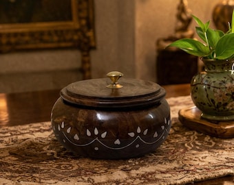 Especiero de madera artesanal con tapa de pomo de latón, contenedor decorativo para almacenar especias de cocina.