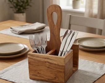 Portautensili in legno artigianale con manico, organizer rustico per cucchiai e forchette da cucina.