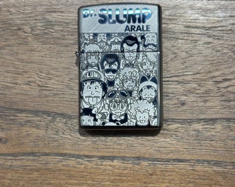 Anpassad lasergraverad Zippo-tändare – Dr. Slump-tema, 5-sidig design