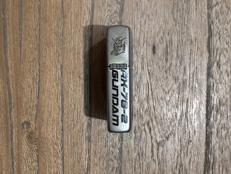 Anpassad lasergraverad Zippo-tändare – Gundam-tema, 5-sidig design bild 5