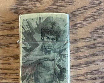 Anpassad lasergraverad Zippo-tändare i mässing – Bruce Lee-inspirerat kampsportstema, dubbelsidig design