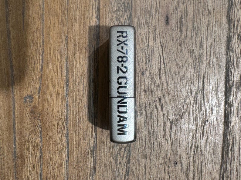 Anpassad lasergraverad Zippo-tändare – Gundam-tema, 5-sidig design bild 3