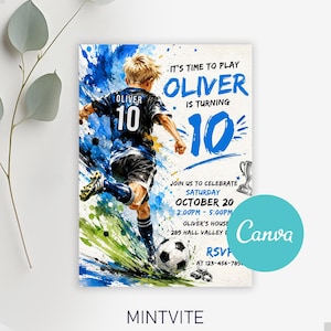 Pode incluir: Um cartão de convite de aniversário com uma ilustração em estilo aquarela de um jogador de futebol com camisa preta e azul com o número 10. O texto diz: IT'S TIME TO PLAY OLIVER IS TURNING 10, JOIN US TO CELEBRATE SATURDAY OCTOBER 20.