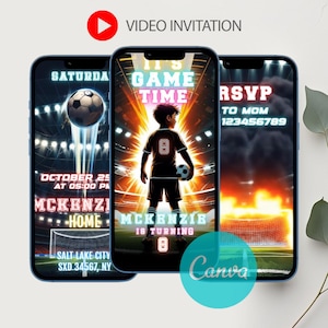 Puede incluir: Una invitación de video digital con temática de fútbol. El diseño incluye un jugador de fútbol, gráficos de estadio y detalles del evento. El texto incluye "It's Game Time", "RSVP" y "Video Invitation".