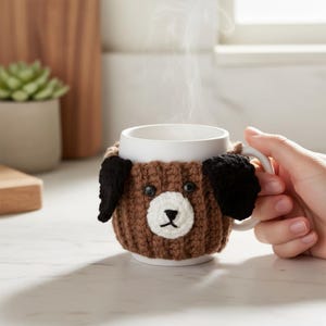 Puede incluir: Un juego de tres tazas de cerámica con un acabado mate moteado. Cada taza presenta un color diferente: azul claro, crema y gris. Las tazas tienen un diseño simple y moderno y un asa cómoda.