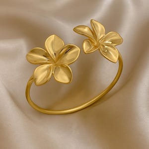 Bracelet manchette floral doré en acier inoxydable - Bracelet jonc double fleur, bijoux de fête imperméables pour femme, accessoires élégants en métal