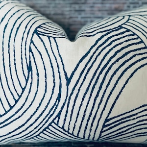 F. Schumacher, Freeform, Designerska poszewka na poduszkę, Niebieski