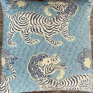 Housse de coussin de créateur, Tiger Dragon Tibet, Chinoiserie, Jacquard, Bleu