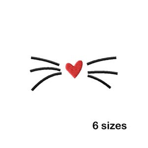Puede incluir: Un diseño bordado con un corazón rojo y bigotes negros, que se asemeja a la cara de un gato. El texto "6 tamaños" está debajo del diseño, indicando las opciones de tamaño disponibles. El diseño está sobre un fondo blanco.