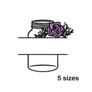 Könnte beinhalten: Ein gesticktes Design mit einem Einmachglas mit einer lila Rose und Blättern. Das Design umfasst eine horizontale Linie über dem Glas und eine separate Glasbasis darunter. Der Text "5 Größen" wird darunter angezeigt.