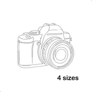 Puede incluir: Dibujo lineal en blanco y negro de una cámara réflex digital con objetivo. La cámara tiene detalles. El texto "4 tamaños" está debajo.