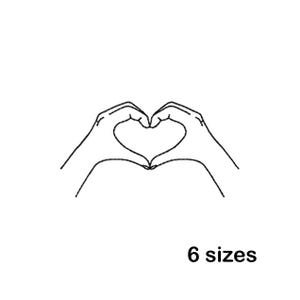 Könnte beinhalten: Eine Schwarz-Weiß-Strichzeichnung von zwei Händen, die ein Herz formen. Der Text "6 Größen" befindet sich unter den Händen. Das Bild befindet sich auf weißem Hintergrund.