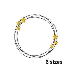 Op de afbeelding: Een zwart cirkelvormig ontwerp met gouden sterren, met de tekst "6 maten". Het ontwerp bestaat uit drie concentrische cirkels met zes gouden sterren gelijkmatig verdeeld over de cirkel. De sterren hebben een vijfpunts ontwerp.